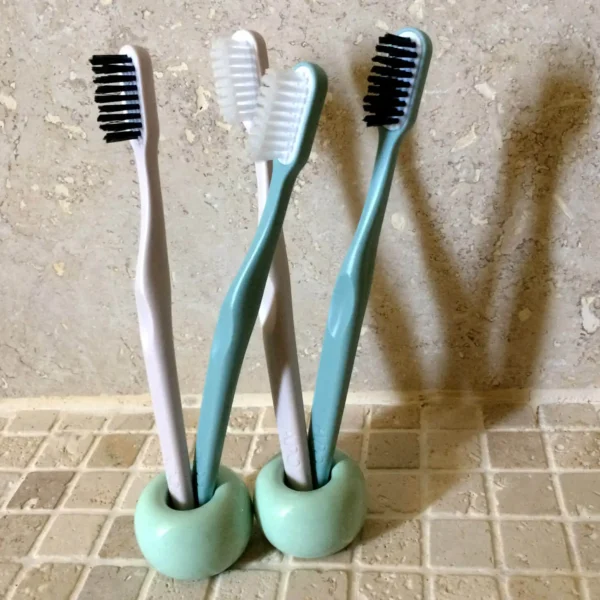 Brosses à dents rechargeables dans leur porte brosse à dents