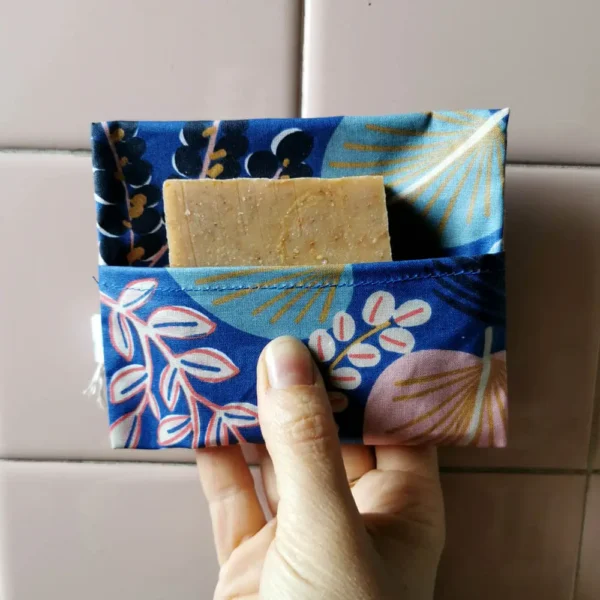 pochette imperméable pour savon motif fleur bleue